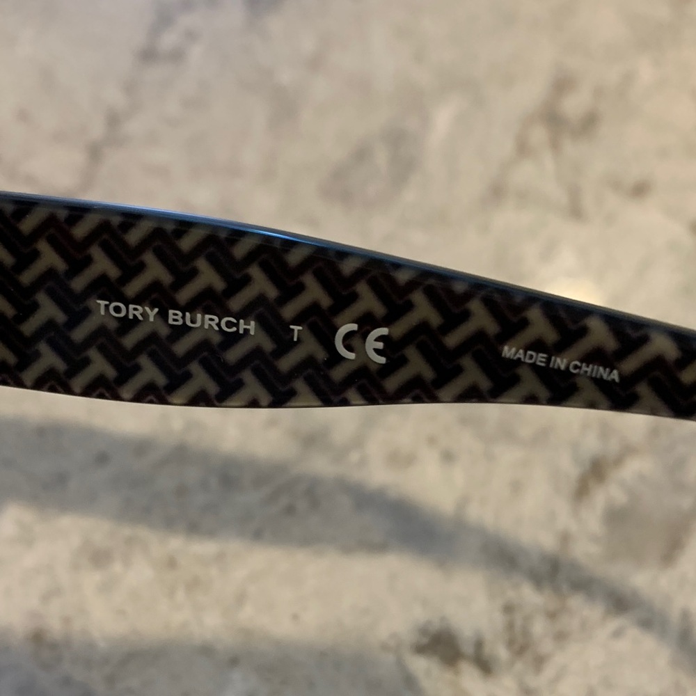 Tory Burch Black Sunglasses with Orange Logo Case - Picture 5 of 8
